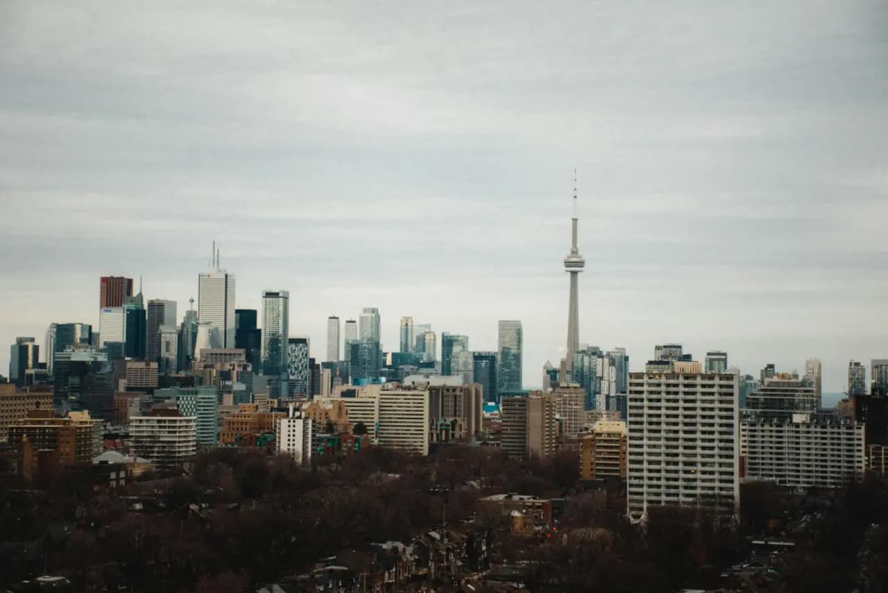 Chloride supply and winter de-icing in Toronto, Ontario, Canada